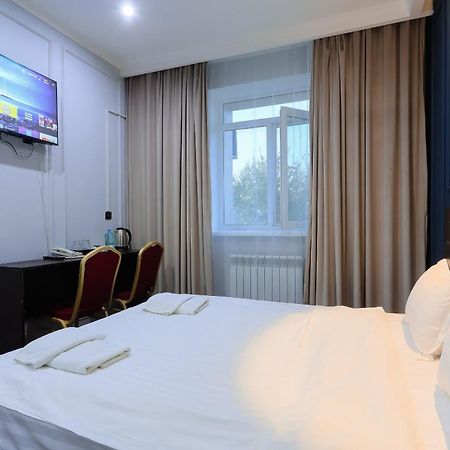 Hotel Vivaldis Alma-Ata Buitenkant foto