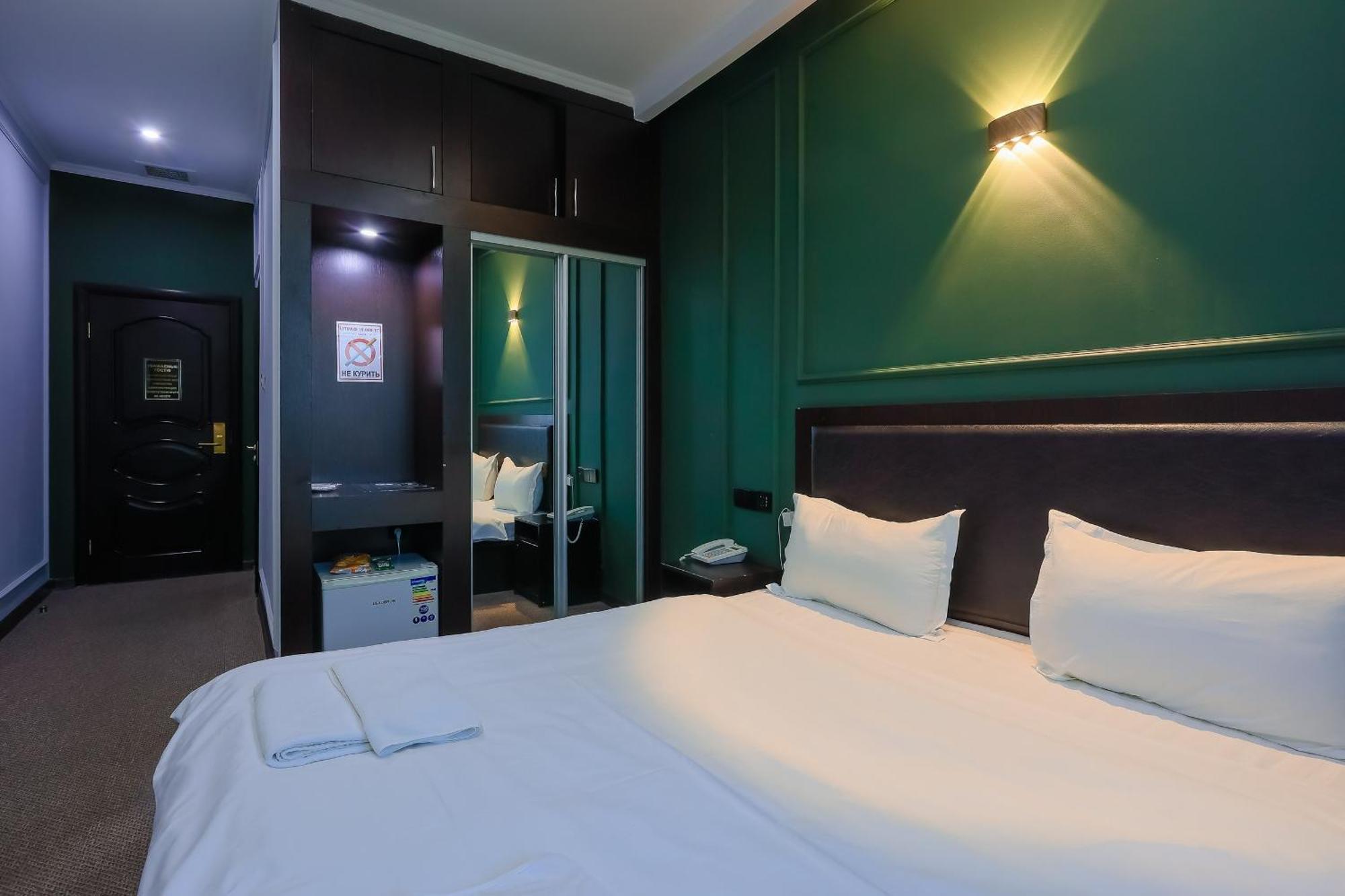 Hotel Vivaldis Alma-Ata Buitenkant foto