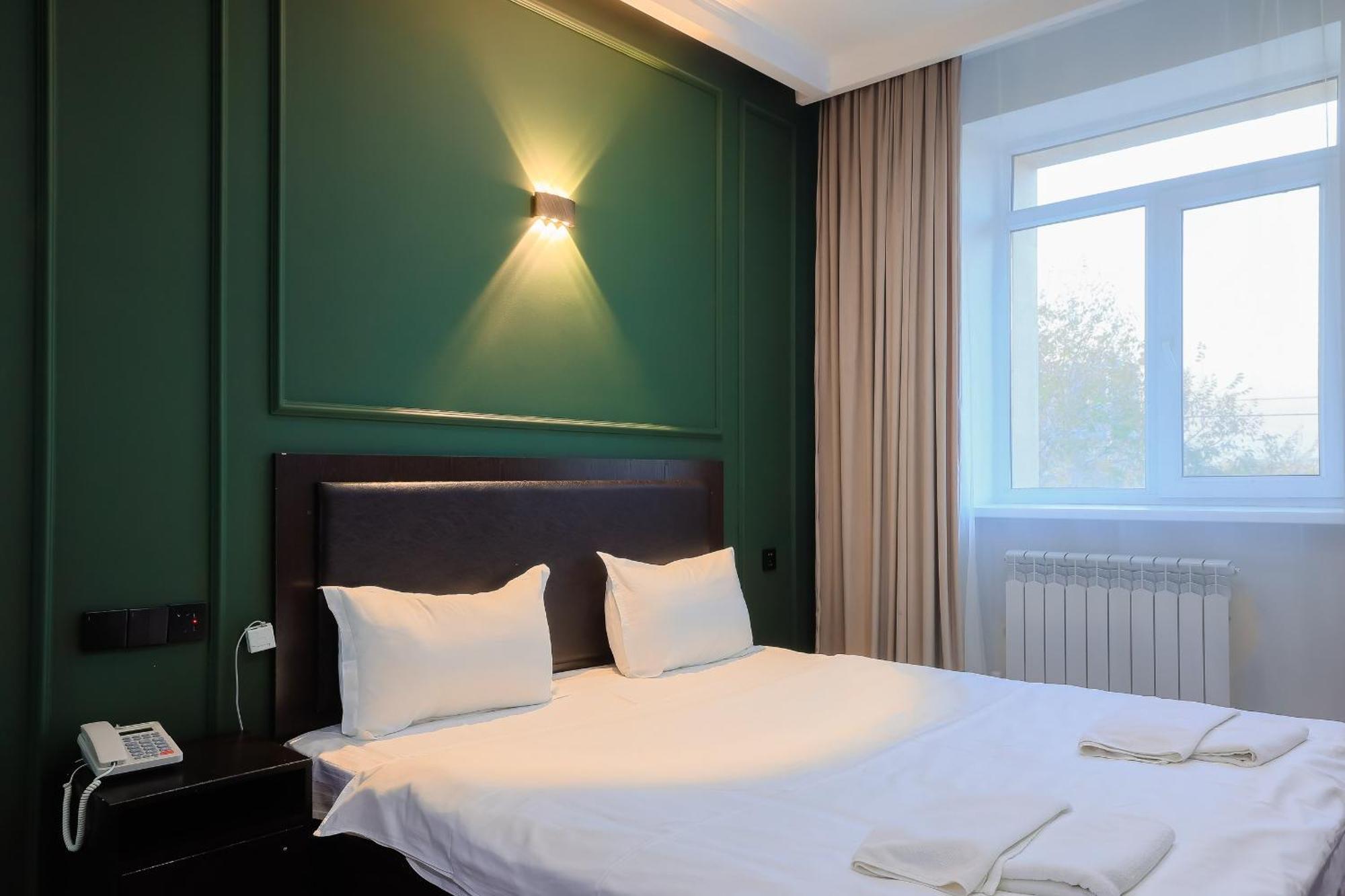 Hotel Vivaldis Alma-Ata Buitenkant foto
