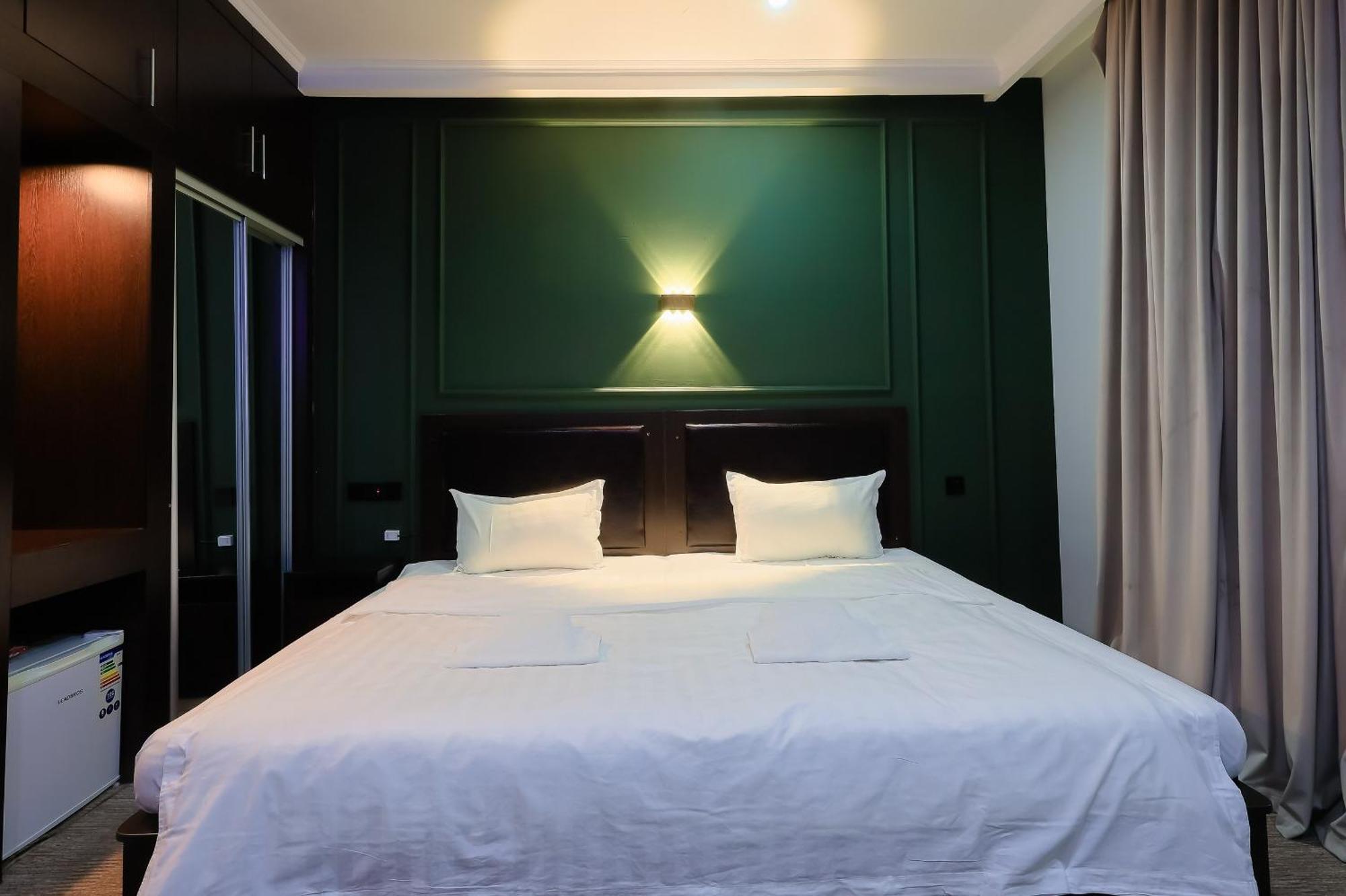 Hotel Vivaldis Alma-Ata Buitenkant foto