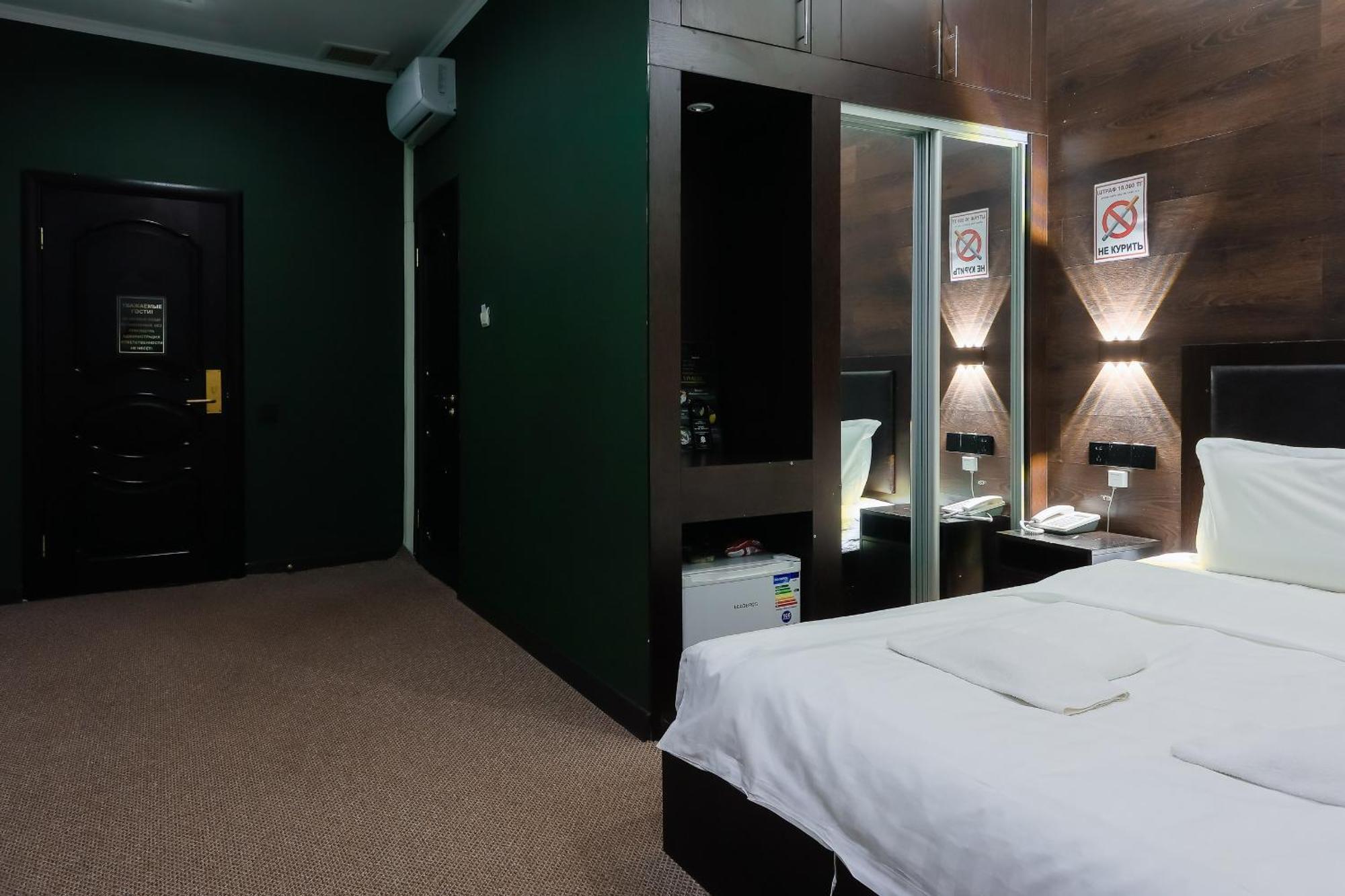 Hotel Vivaldis Alma-Ata Buitenkant foto