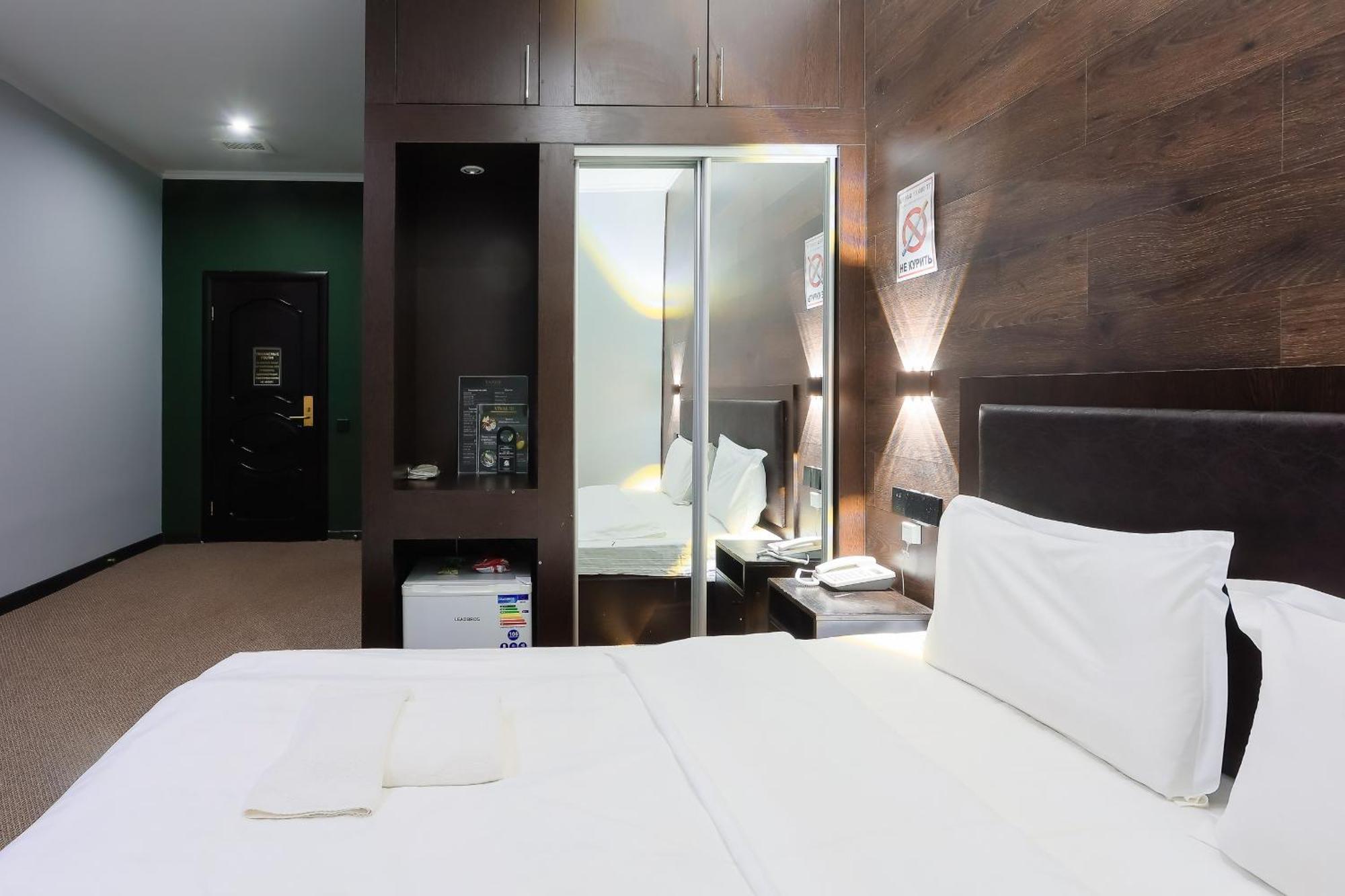 Hotel Vivaldis Alma-Ata Buitenkant foto