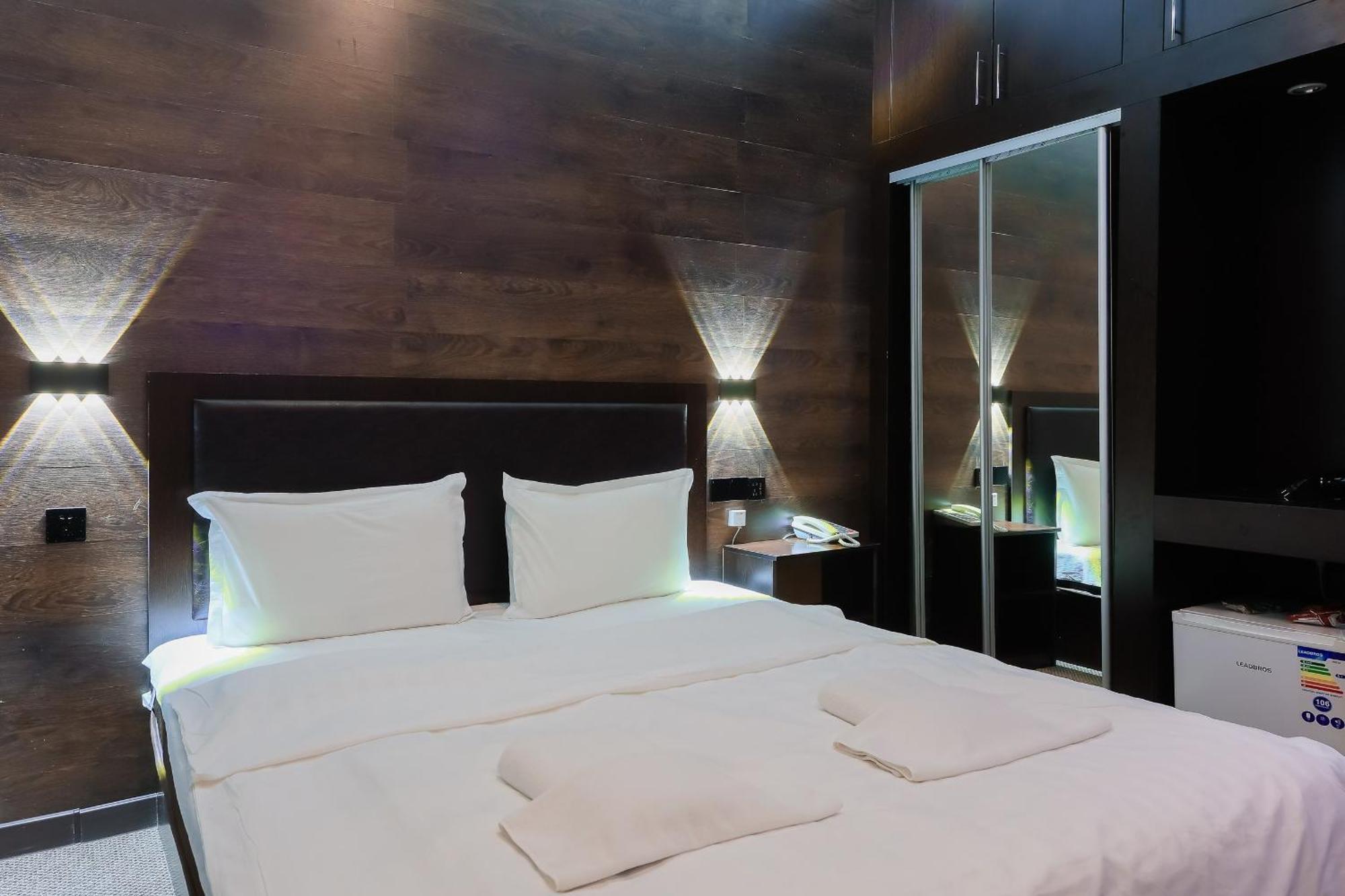 Hotel Vivaldis Alma-Ata Buitenkant foto